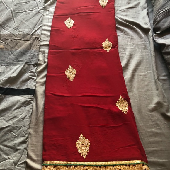 Red and gold saree - Picture 2 of 2